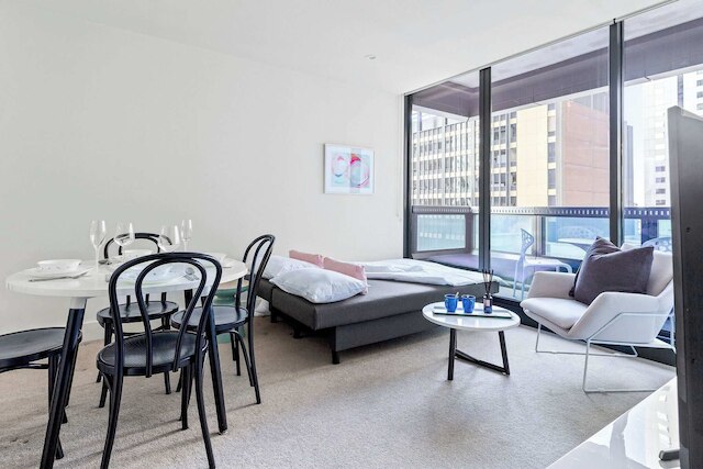 City View 2br, Free Parking, Bright & Central Apt