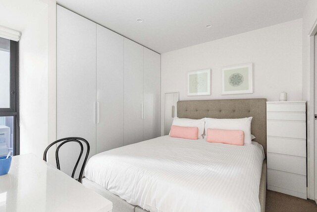 City View 2br, Free Parking, Bright & Central Apt