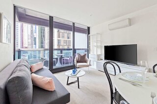 City View 2br, Free Parking, Bright & Central Apt