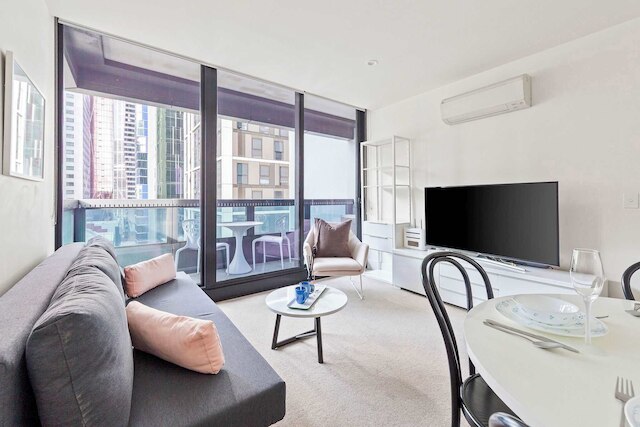 City View 2br, Free Parking, Bright & Central Apt