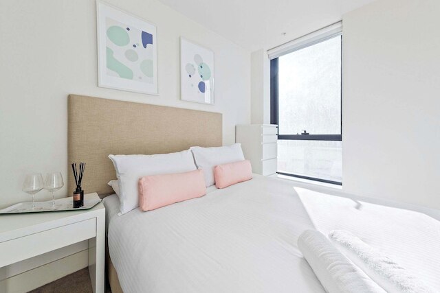 City View 2br, Free Parking, Bright & Central Apt