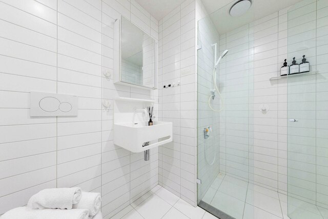 City View 2br, Free Parking, Bright & Central Apt