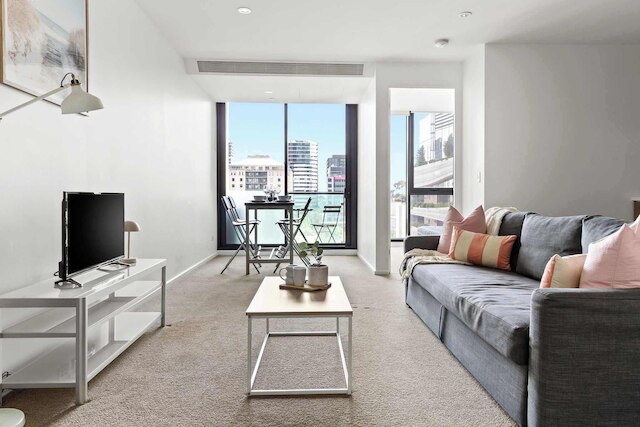 Chic City Views Modern Comfort Near Southern Cross