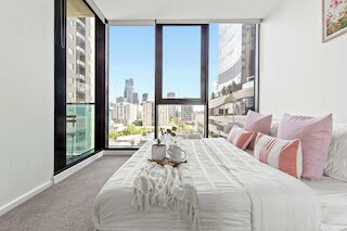Chic City Views Modern Comfort Near Southern Cross