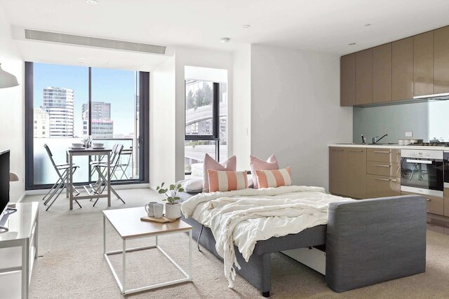 Chic City Views Modern Comfort Near Southern Cross