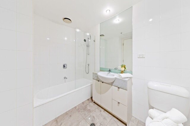 A Large 2BR Apt Near Crown, Sleeps 8, Free Parking