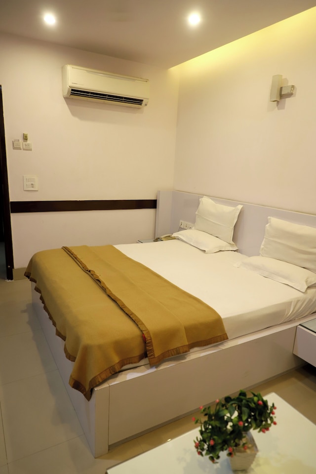 Flourish Stay Saket near Max Hospital