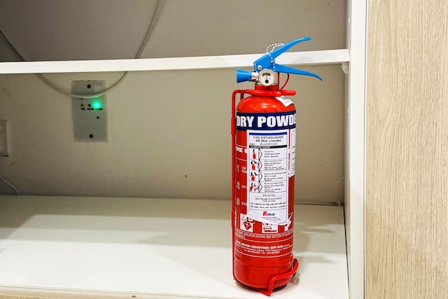 ヤカ トライゼン ラグジュアリー アパートメンツ