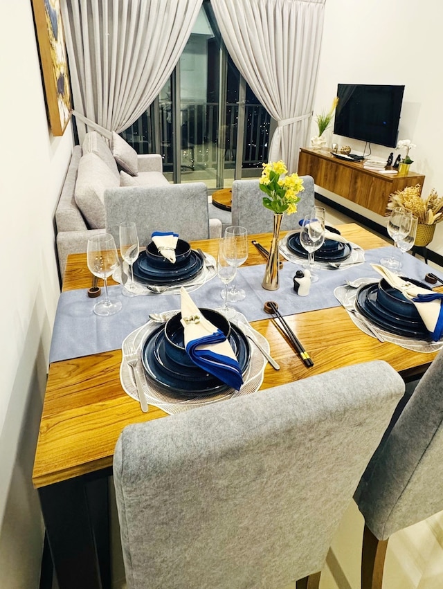 ヤカ トライゼン ラグジュアリー アパートメンツ