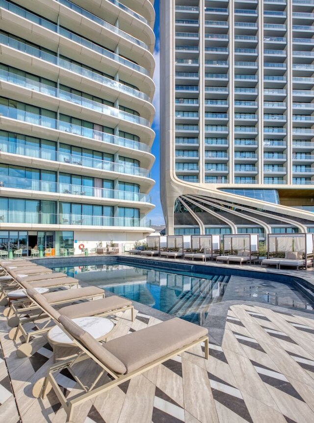 オフィシャル マーキュリー スイーツ ウィズ ルーフトップ プール アクセス