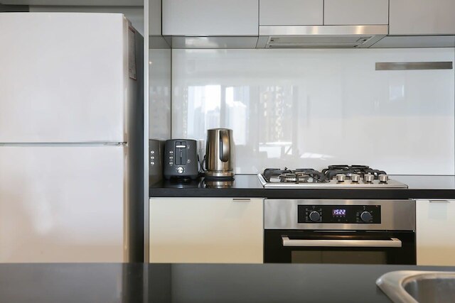 A Modern 2BR Apt With City Views, Free Parking