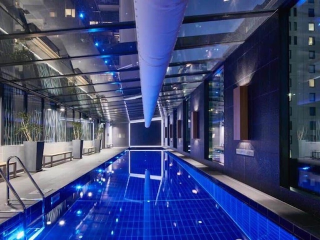 A Modern 2BR Apt With City Views, Free Parking