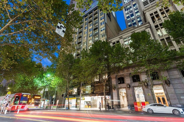 A Stylish & Central 2BR Apt Near Flinders Station