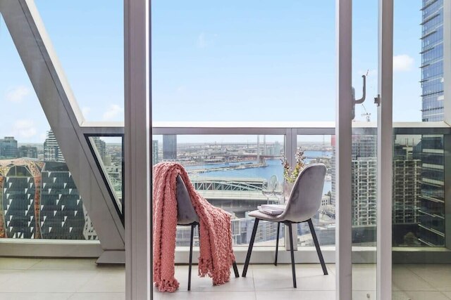 A Stylish 3BR Apt With Harbour Views, Free Parking