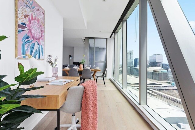 A Stylish 3BR Apt With Harbour Views, Free Parking