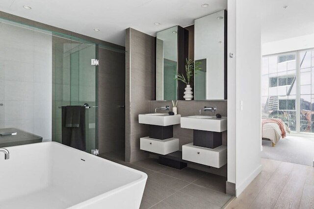 A Stylish 3BR Apt With Harbour Views, Free Parking