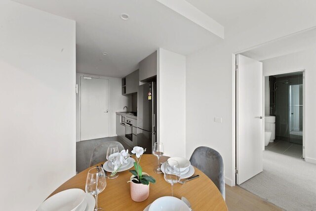 A Chic 2BR Apt Near Melbourne CBD w/ Free Parking