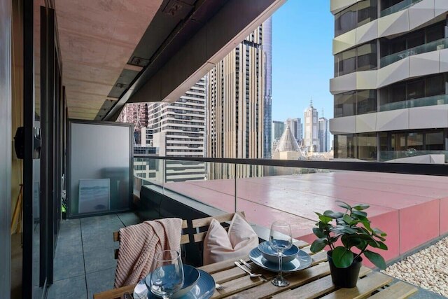 スタイリッシュでモダンな 2 ベッドルーム アパートメント ビクトリアマーケットの近く