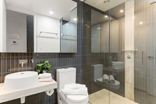 スタイリッシュでモダンな 2 ベッドルーム アパートメント ビクトリアマーケットの近く