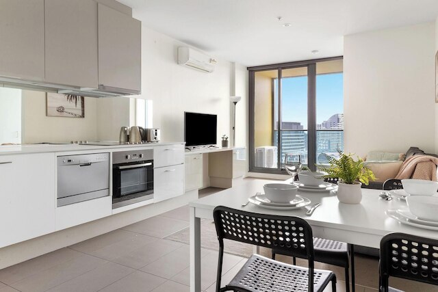 Southern Cross Gem: Modern Home With harbour Views