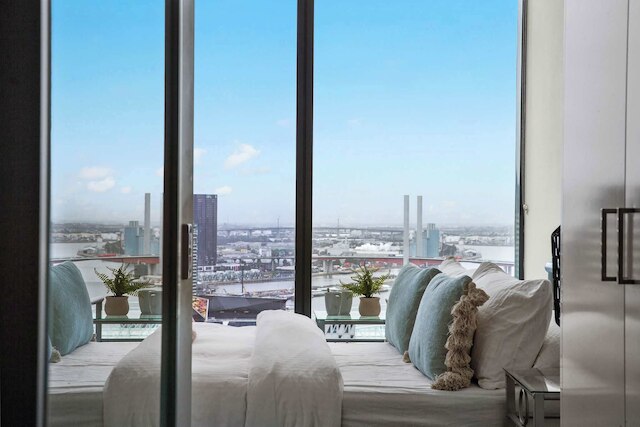 Southern Cross Gem: Modern Home With harbour Views