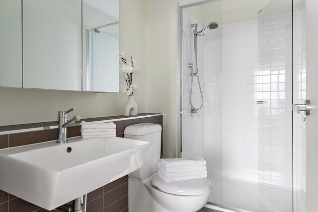 Southern Cross Gem: Modern Home With harbour Views