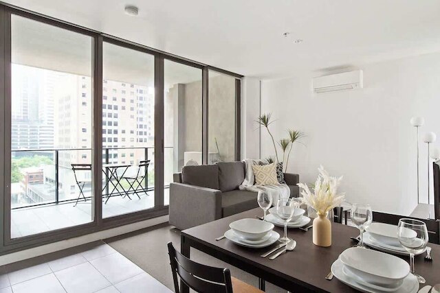 A Spacious 2BR Apt, Walk to Southern Cross Station
