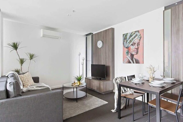 A Spacious 2BR Apt, Walk to Southern Cross Station