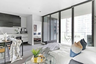 A Spacious 2BR Apt, Walk to Southern Cross Station