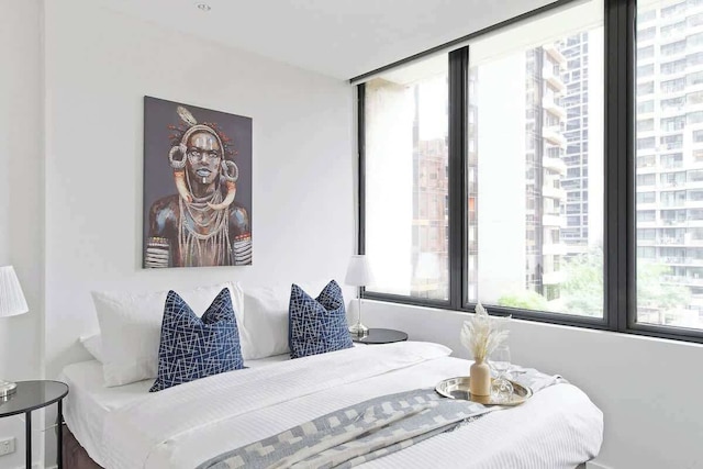 A Spacious 2BR Apt, Walk to Southern Cross Station