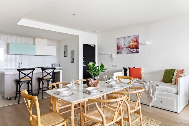 ラグジュアリーな 2 ベッドルーム アパートメント メルボルン大学の隣 無料駐車場付き