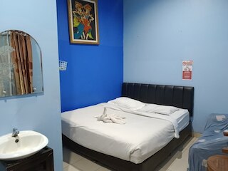 AMALIA Guest House & Cafe