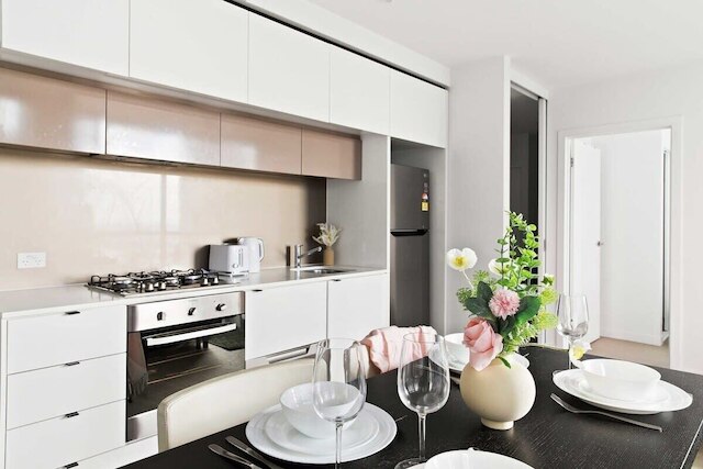 Modern 2BR Apt Next to Victoria Market, City Views