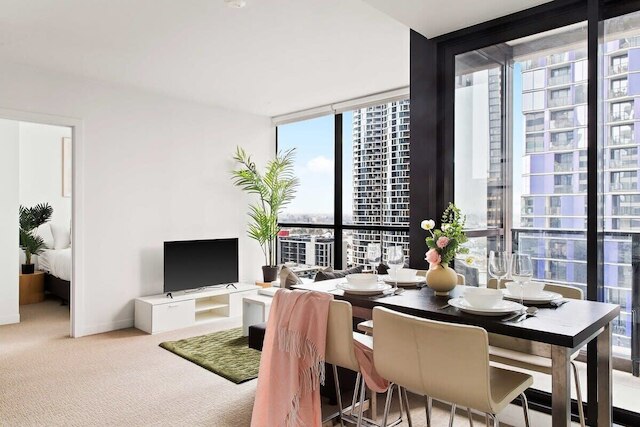 Modern 2BR Apt Next to Victoria Market, City Views