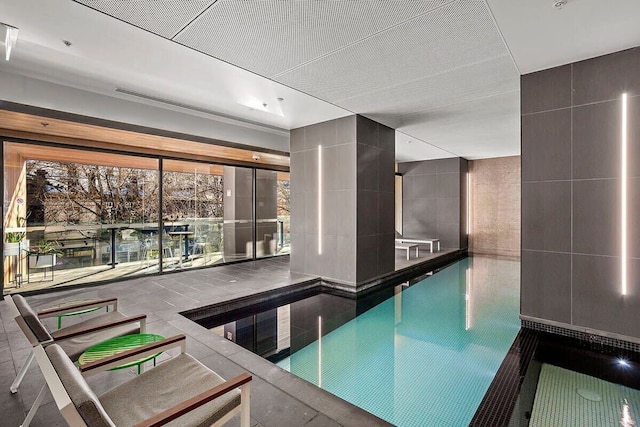 Modern 2BR Apt Next to Victoria Market, City Views