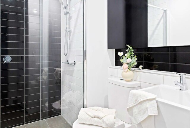 Modern 2BR Apt Next to Victoria Market, City Views