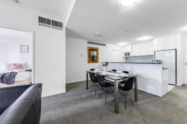 A Comfy 2BR Apt Right Next to Darling Harbour