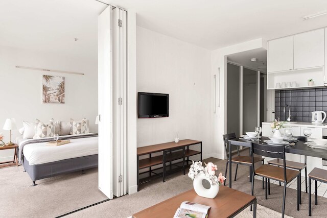 Cozy 2BR Apt, Steps From Melb Central With Parking