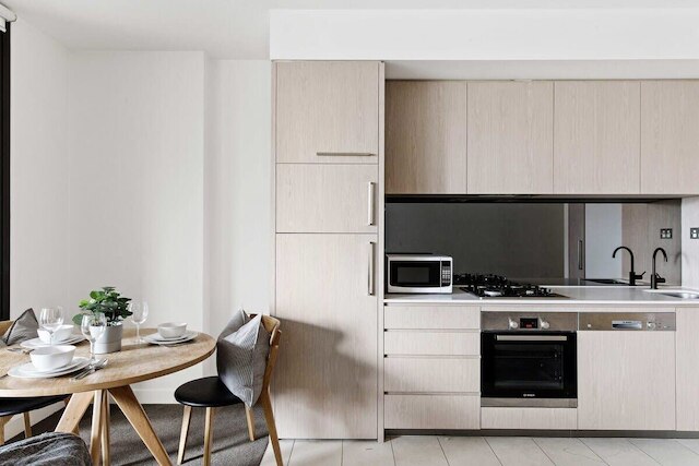 A Lovely 2BR Apt Near Victoria Market, City Views