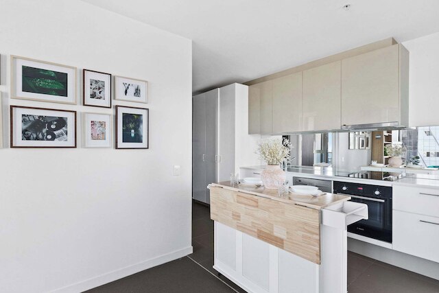 A Cozy 2BR Apt With Harbour Views and Free Parking