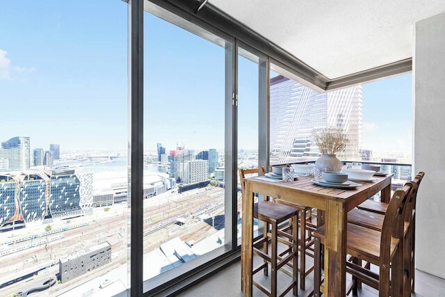 A Cozy 2BR Apt With Harbour Views and Free Parking