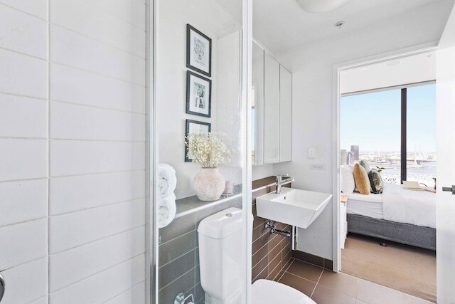 A Cozy 2BR Apt With Harbour Views and Free Parking