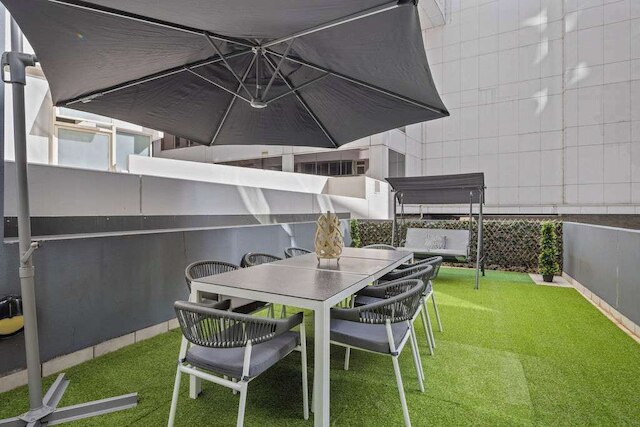 Darling Harbour 2BR Retreat With Spacious Balcony