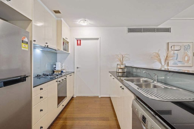 Darling Harbour 2BR Retreat With Spacious Balcony