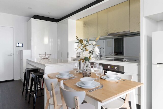 Pet-friendly 2BR Near Southern Cross, City Views