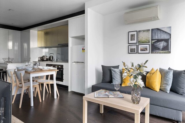 Pet-friendly 2BR Near Southern Cross, City Views