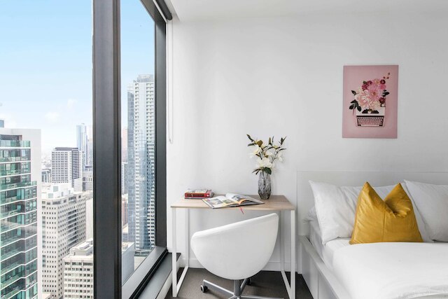 Pet-friendly 2BR Near Southern Cross, City Views