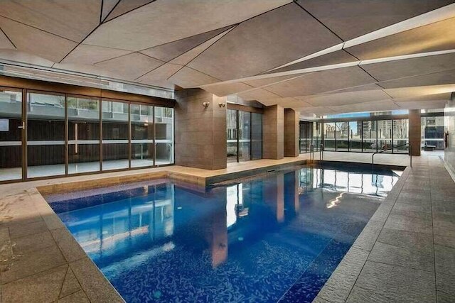 Pet-friendly 2BR Near Southern Cross, City Views