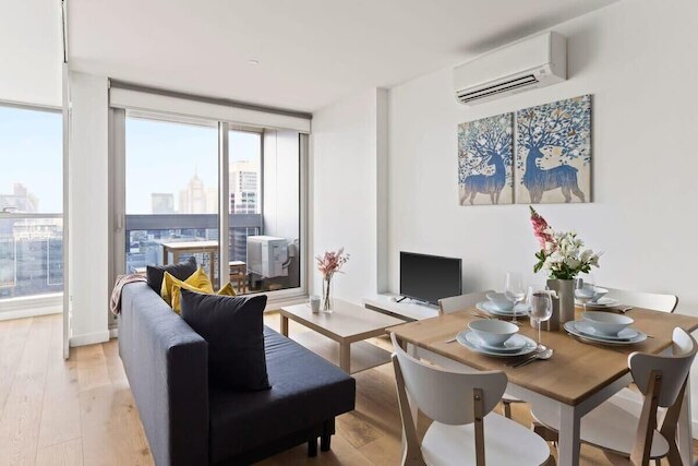 A Comfy 2BR Apt w/ City Views Near Southern Cross