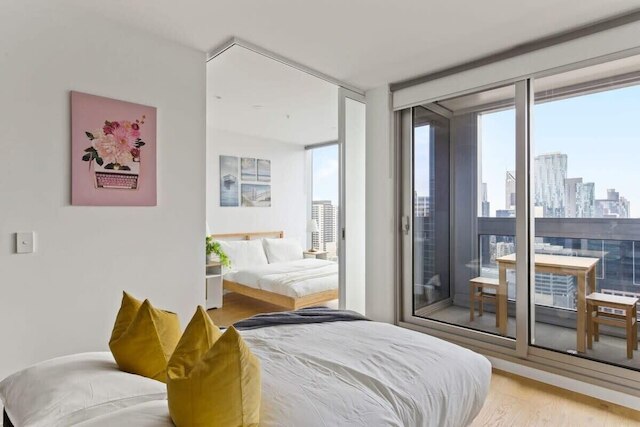 A Comfy 2BR Apt w/ City Views Near Southern Cross